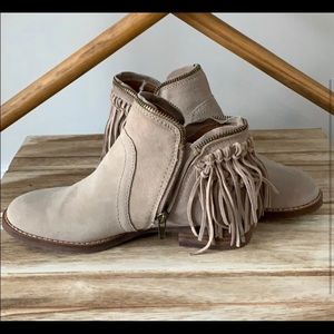 ⭐️ Dolce Vita fringe booties ⭐️